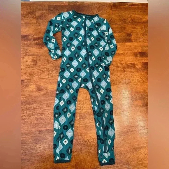 Teal Kickee starburst bamboo pajama sleeper size 4t Christmas ornaments - Picture 1 of 5